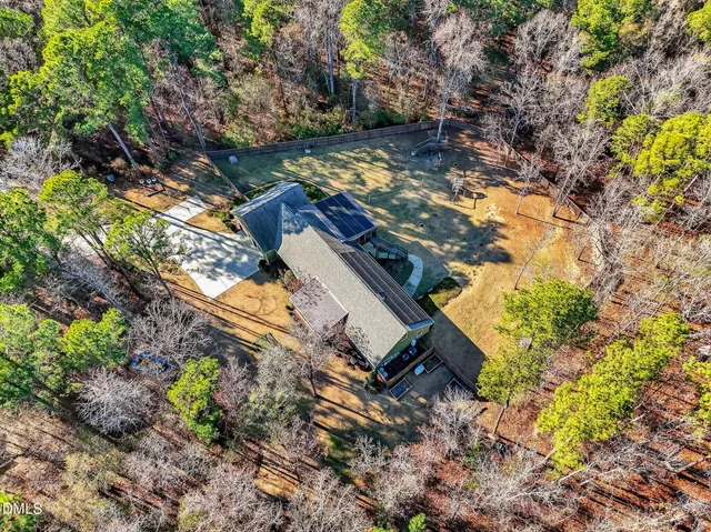 a view of a yard with plants