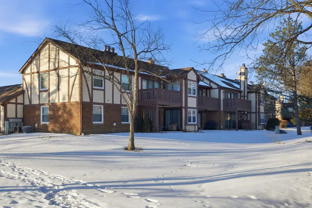 $229,900 | 4980 Kimball Hill Drive, Unit C2, Rolling Meadows, IL 60008