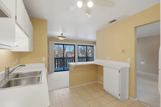 $229,900 | 4980 Kimball Hill Drive, Unit C2, Rolling Meadows, IL 60008