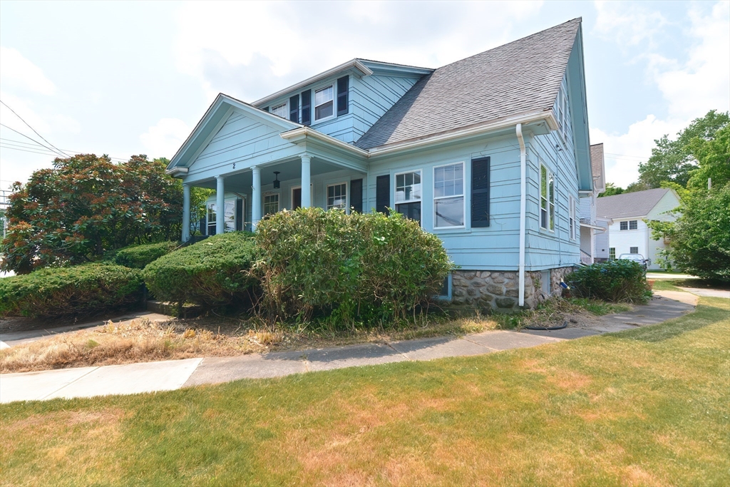a view of a house with a yard
