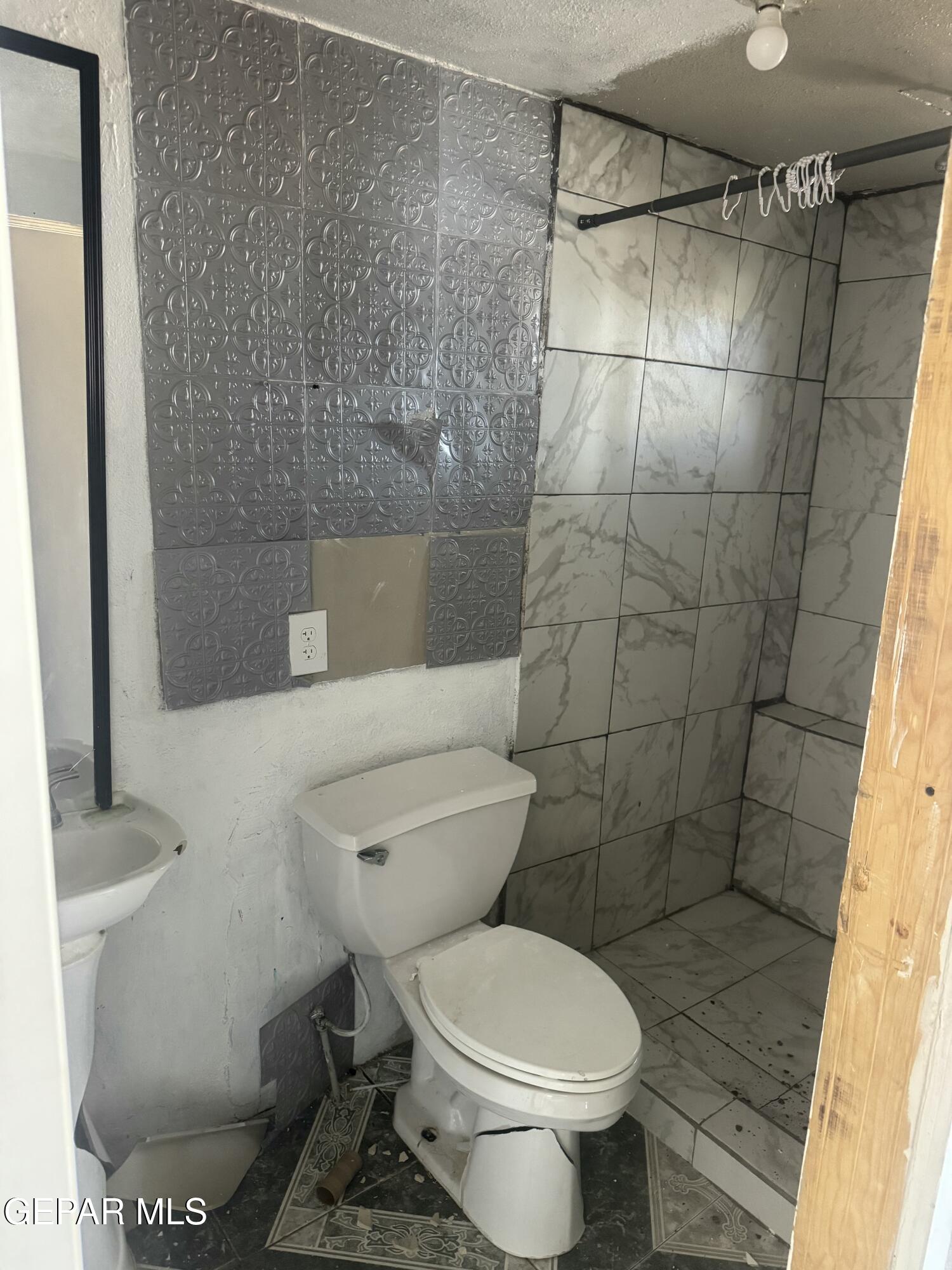 632 Southside Road El Paso, TX 79907 - Photo 4 of 11 a white toilet sitting next to a bath tub