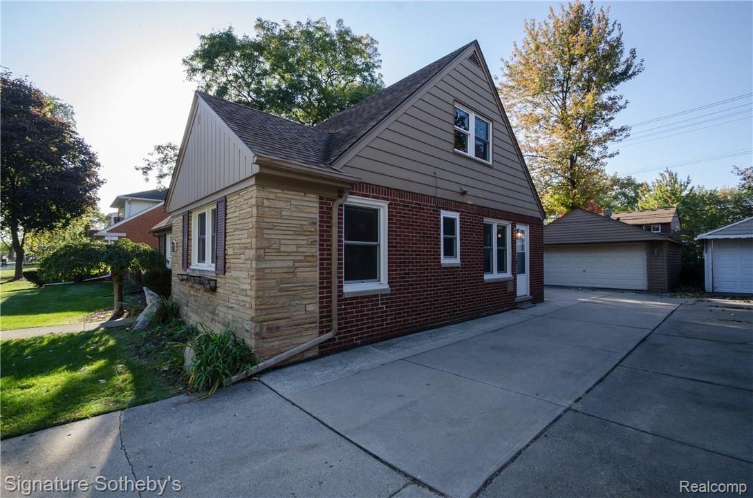 2133 Vernier Road Grosse Pointe, MI 48236 - Photo 27 of 33 Side driveway of home and garage 2-car