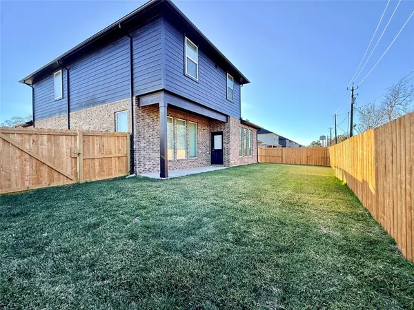 a view of a house with backyard
