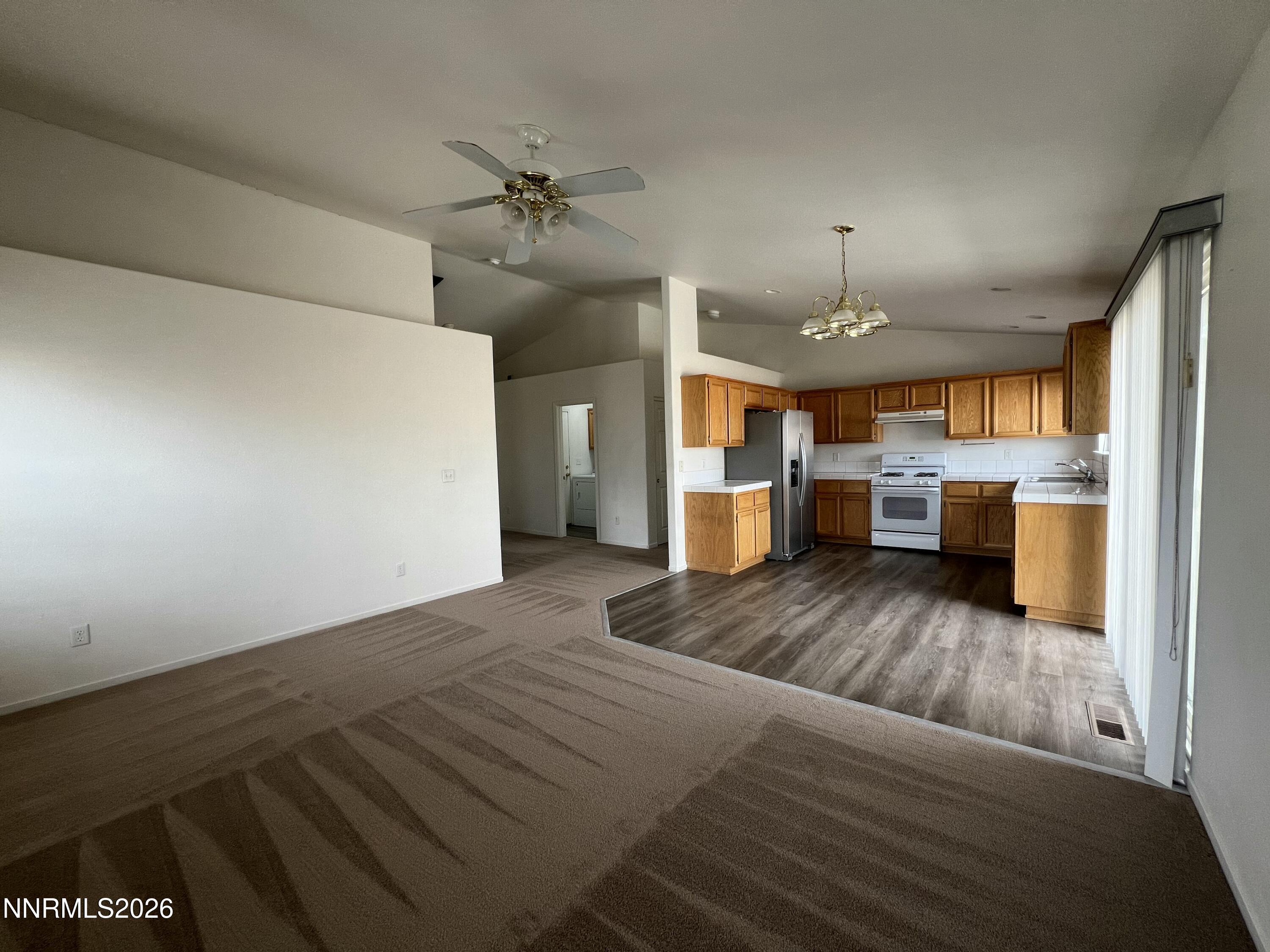 298 Emigrant Way Fernley, NV 89408 - Photo 4 of 15 IMG_4545 2