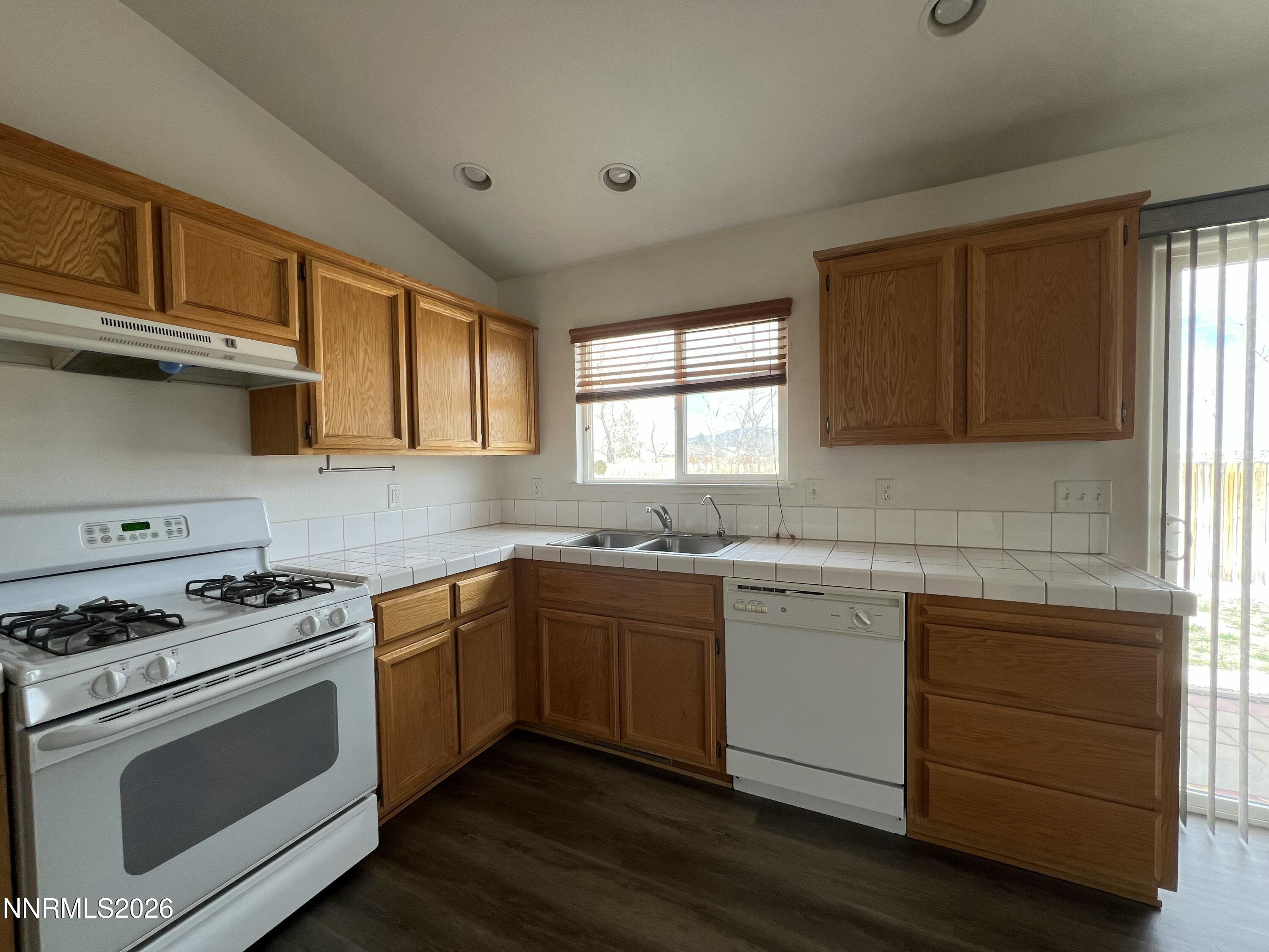 298 Emigrant Way Fernley, NV 89408 - Photo 5 of 15 IMG_4548 2