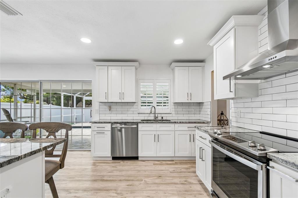 9045 Ridge Road Seminole, FL 33772 - Photo 10 of 39