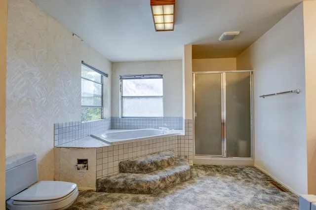 a view of a house with backyard