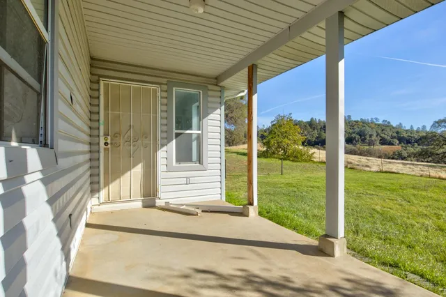 a view of yard with trees