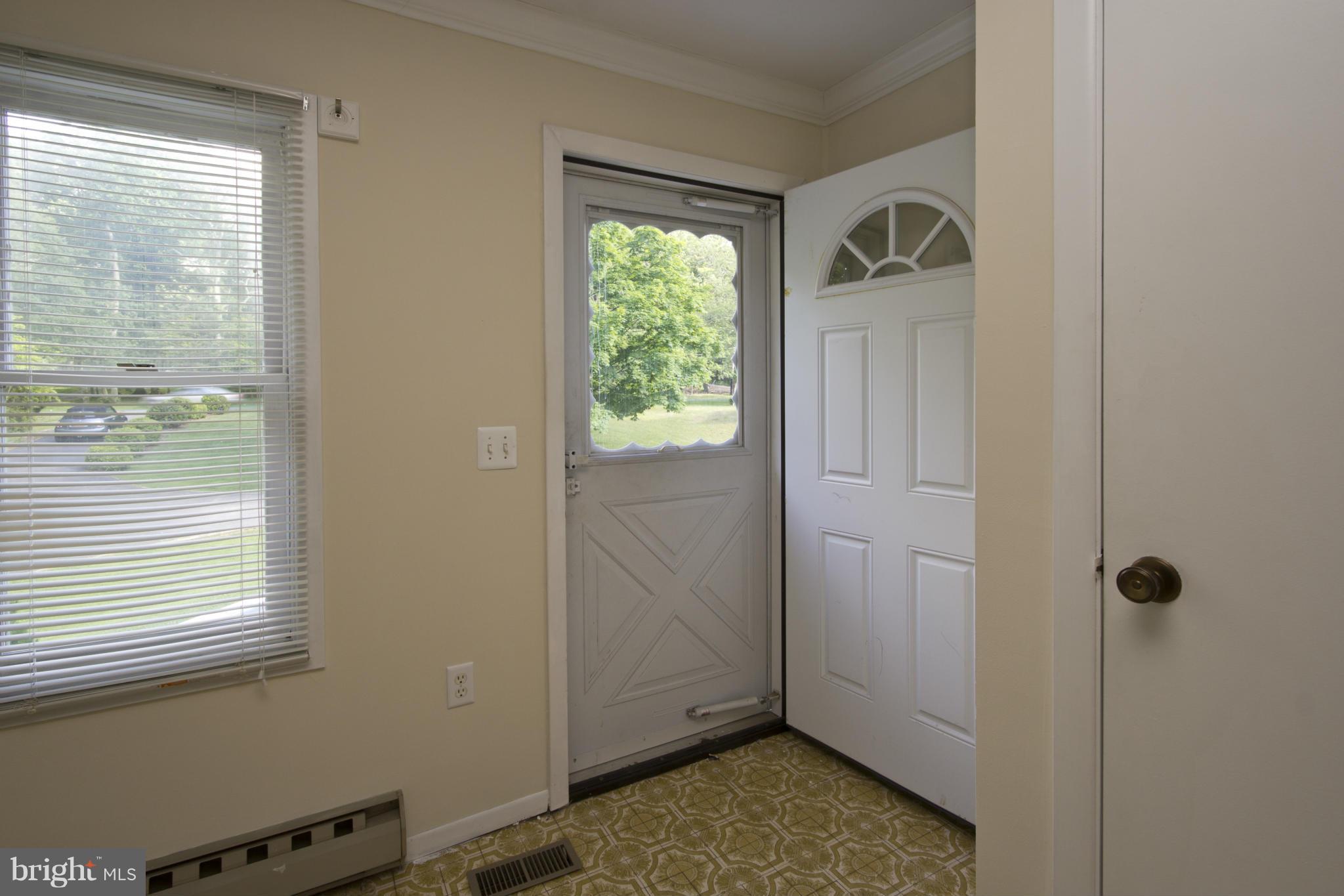 982 Shore Acres Road Arnold, MD 21012 - Photo 6 of 29 Living Room