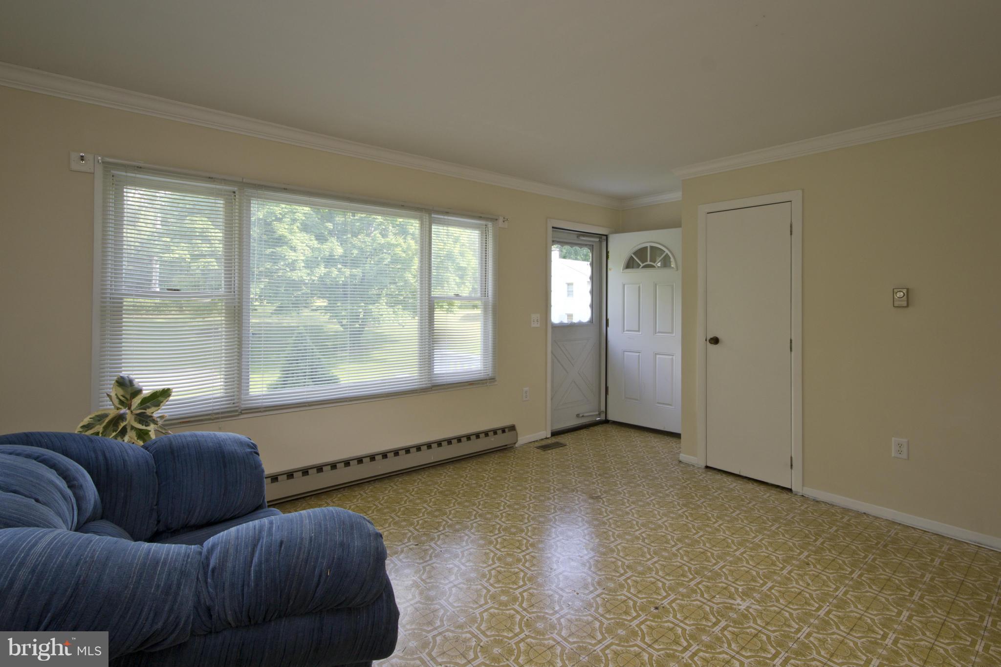 982 Shore Acres Road Arnold, MD 21012 - Photo 8 of 29 Living Room