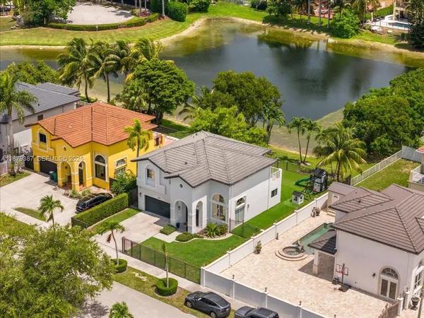 $899,998 | 15931 Southwest 61st Lane, Miami, FL 33193
