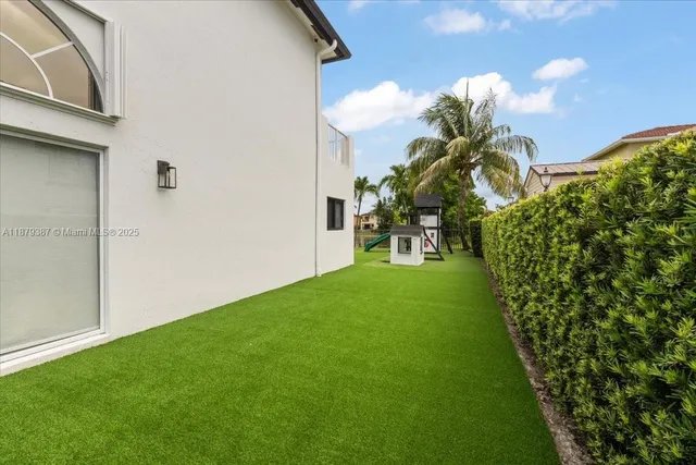 a view of a house with a backyard