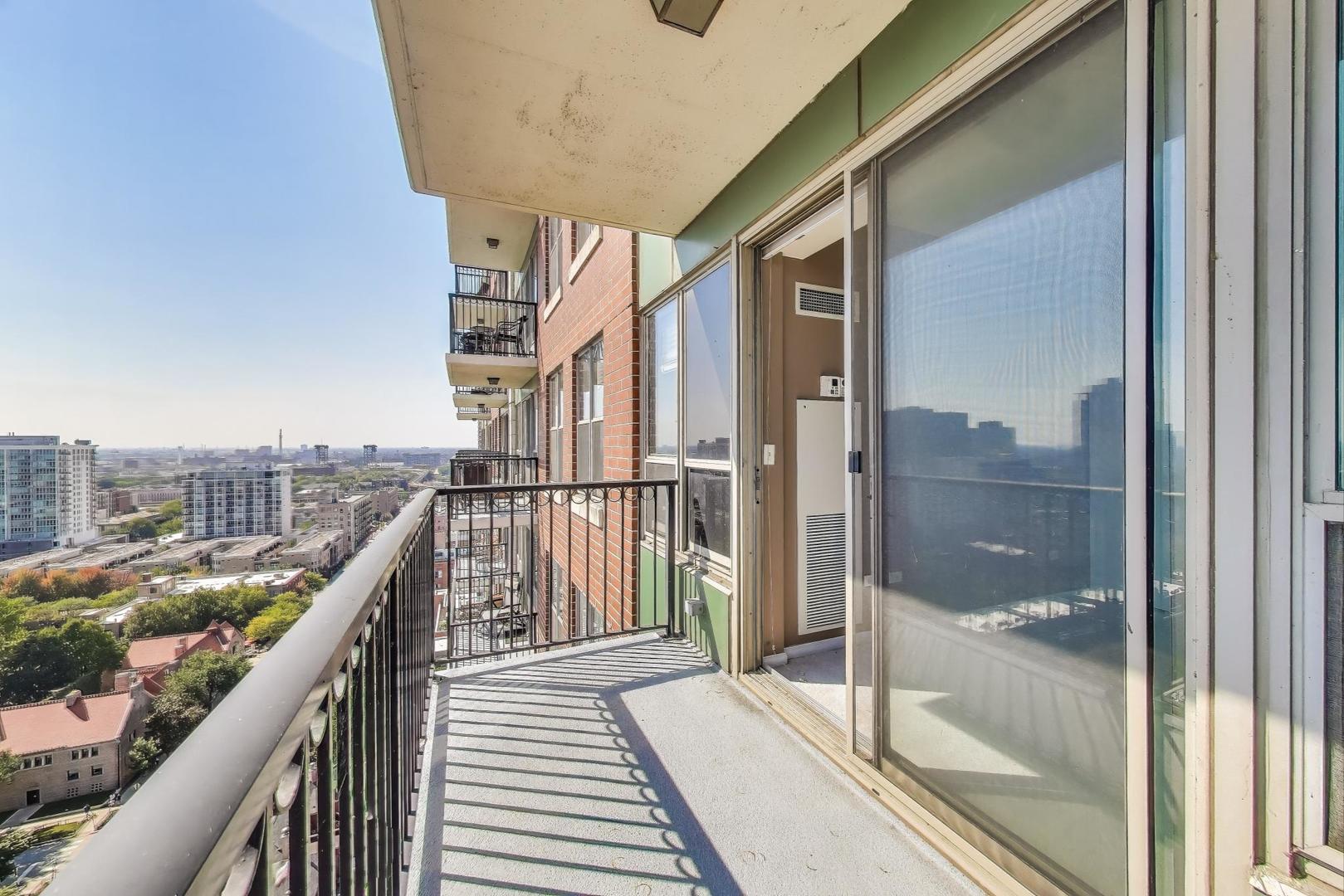 1717 South Prairie Avenue, Unit 1910 Chicago, IL 60616 - Photo 25 of 48 a balcony with view of wooden floor and city view