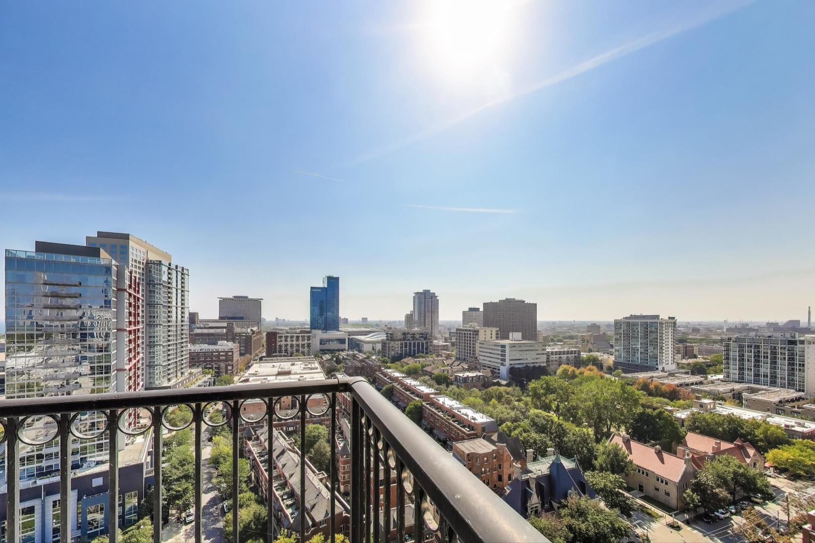 1717 South Prairie Avenue, Unit 1910 Chicago, IL 60616 - Photo 27 of 48 a city view from a balcony
