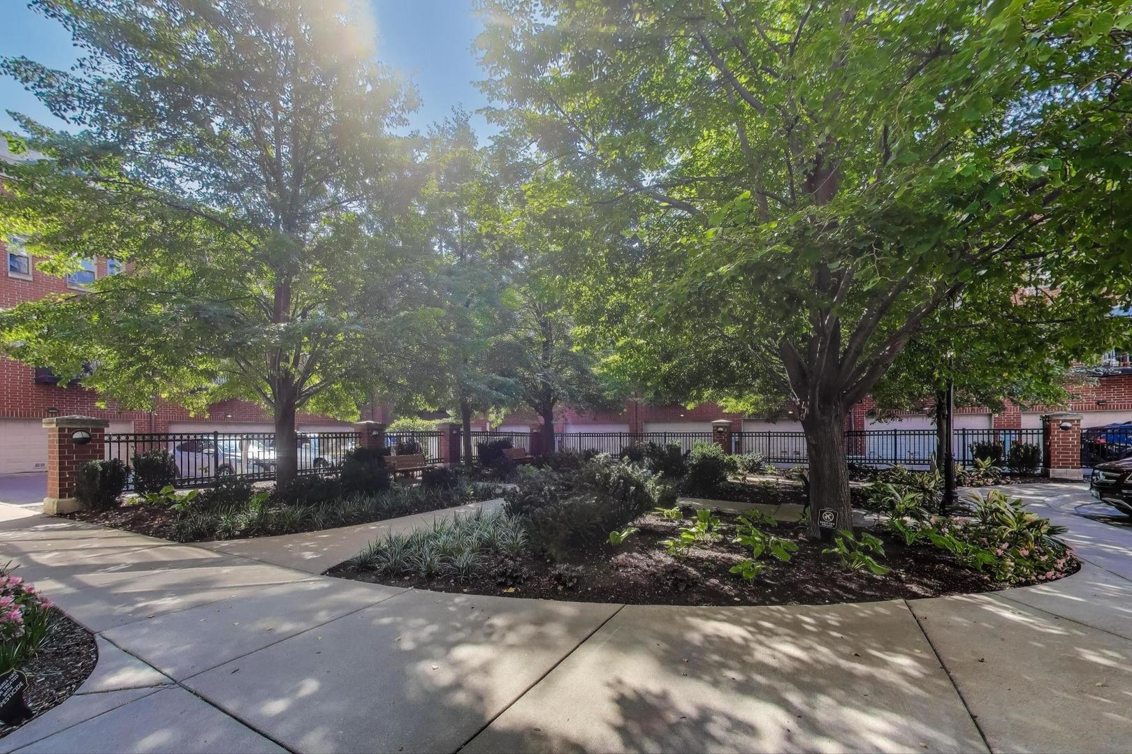 1717 South Prairie Avenue, Unit 1910 Chicago, IL 60616 - Photo 43 of 48 a front view of a house with a yard