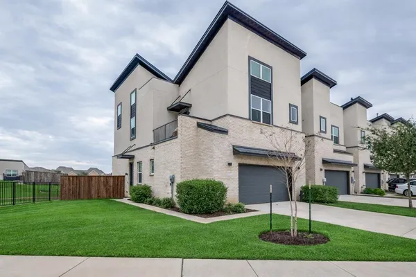 a view of a yard in front of a house