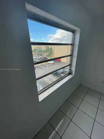 a view of a utility room