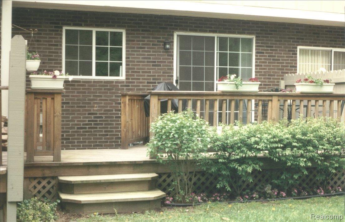 1122 Cove Lane Rochester, MI 48306 - Photo 20 of 20 1122 Cove RH Deck