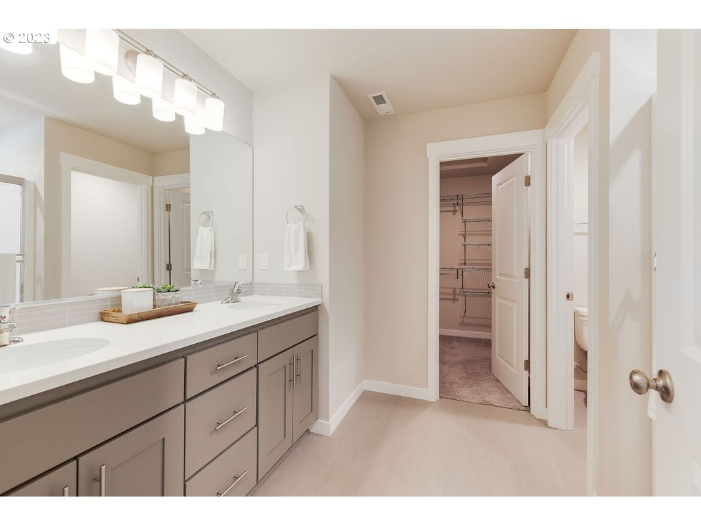 14985 Southeast Baden Powell Road Happy Valley, OR 97086 - Photo 13 of 24 Bathroom
