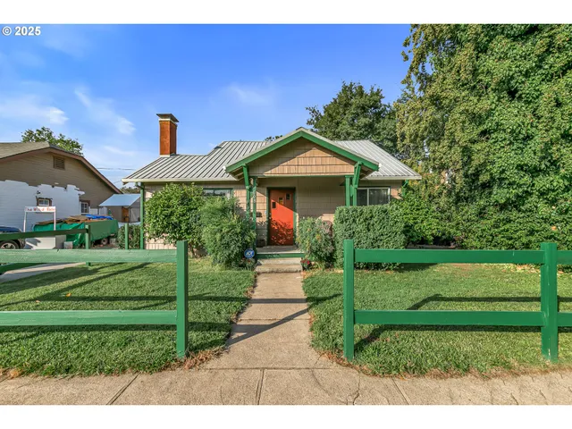 $299,900 | 608 South Ivy Street, Medford, OR 97501
