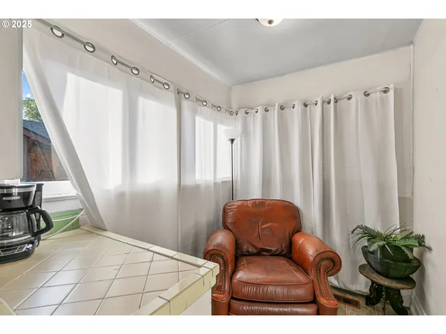 $299,900 | 608 South Ivy Street, Medford, OR 97501