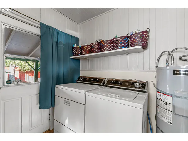 $299,900 | 608 South Ivy Street, Medford, OR 97501