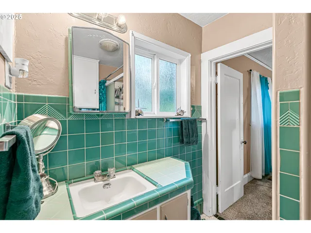 $299,900 | 608 South Ivy Street, Medford, OR 97501