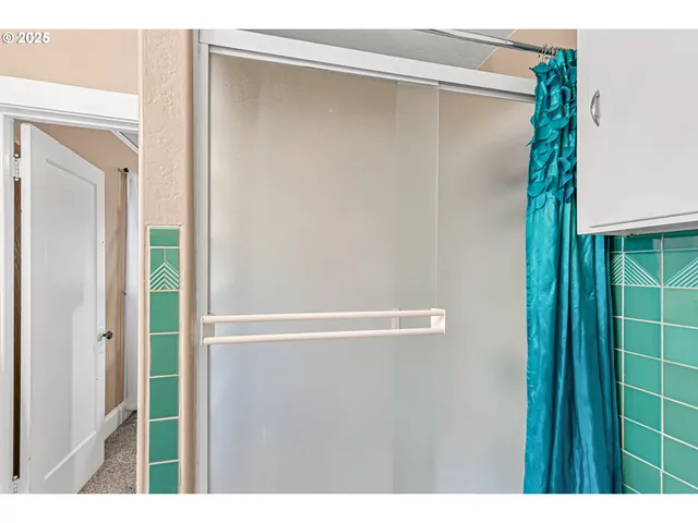 $299,900 | 608 South Ivy Street, Medford, OR 97501