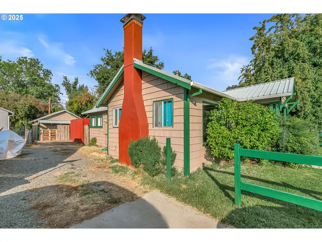 $299,900 | 608 South Ivy Street, Medford, OR 97501