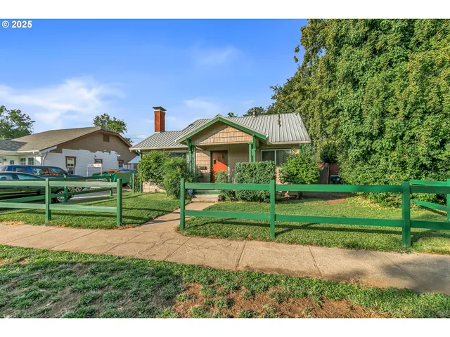 $299,900 | 608 South Ivy Street, Medford, OR 97501