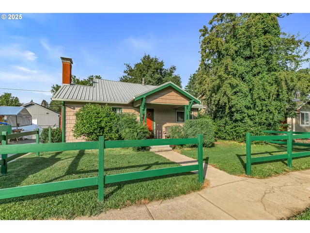$299,900 | 608 South Ivy Street, Medford, OR 97501
