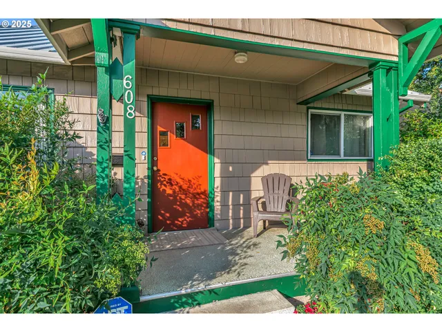 $299,900 | 608 South Ivy Street, Medford, OR 97501