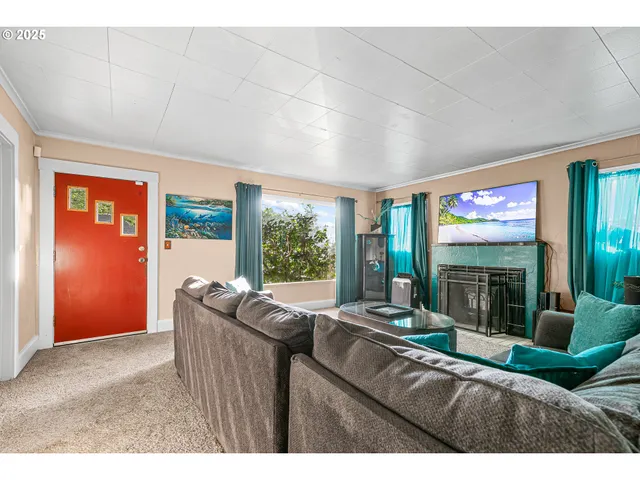 $299,900 | 608 South Ivy Street, Medford, OR 97501