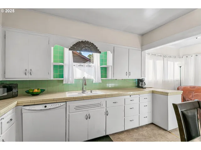 $299,900 | 608 South Ivy Street, Medford, OR 97501