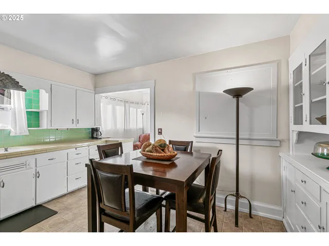 $299,900 | 608 South Ivy Street, Medford, OR 97501