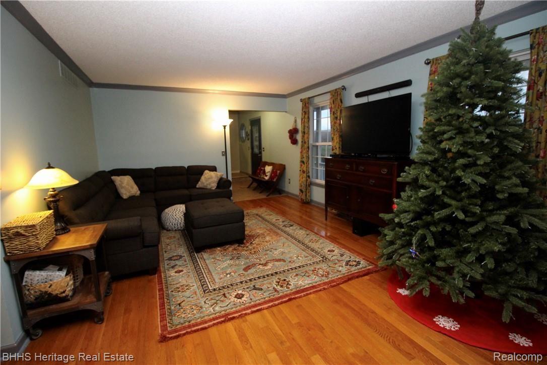 2403 North Latson Road Howell, MI 48855 - Photo 10 of 31 Livingroom