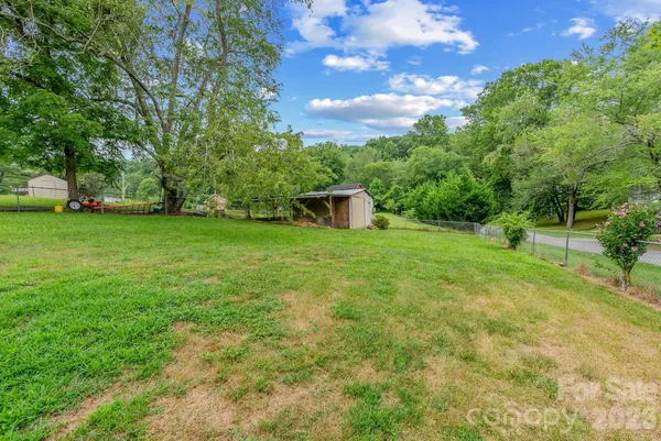 a view of a house with backyard and garden