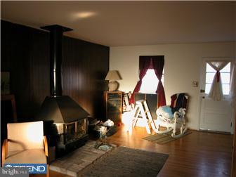 1327 Cherry Tree Road Aston, PA 19014 - Photo 4 of 6 Family Room