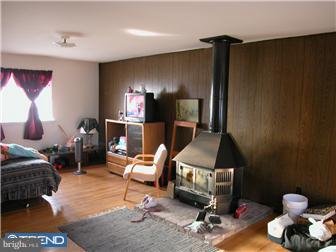 1327 Cherry Tree Road Aston, PA 19014 - Photo 5 of 6 Family Room