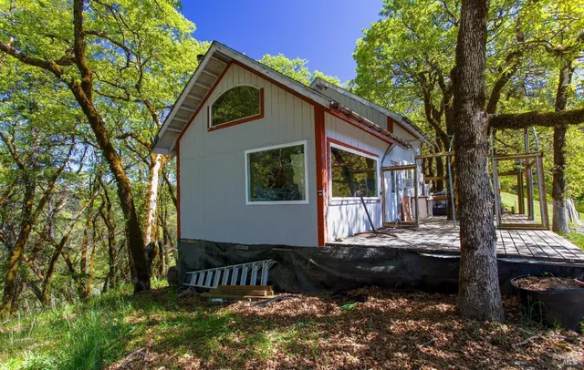 a view of a houses with a yard