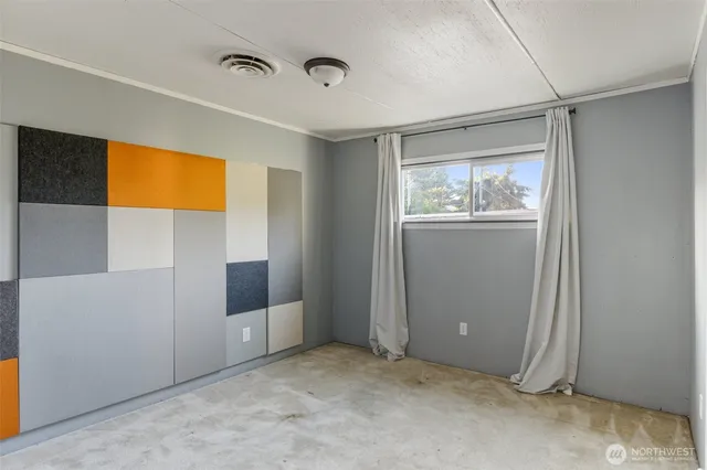 a view of room with an empty room