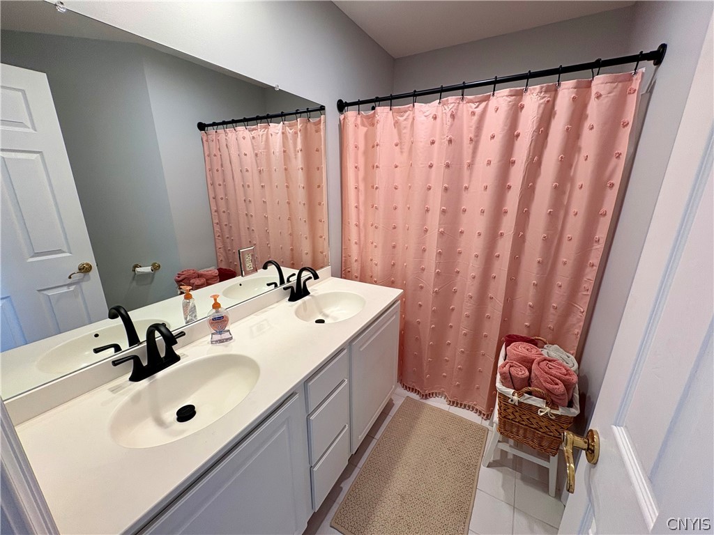 7892 East Ridge Pointe Drive Manlius, NY 13066 - Photo 36 of 46 Shared bath.