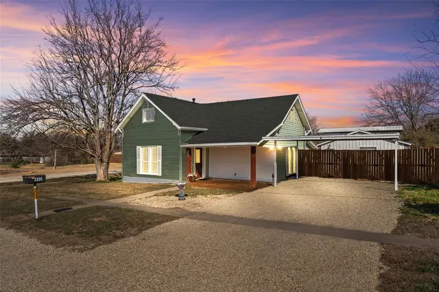 $290,000 | 442 West McCart Street, Krum, TX 76249