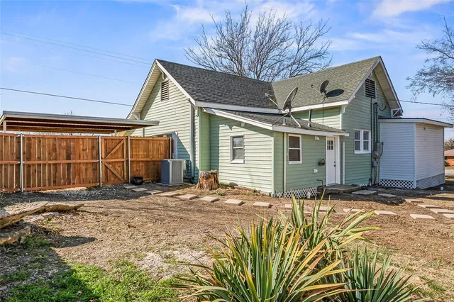 $290,000 | 442 West McCart Street, Krum, TX 76249