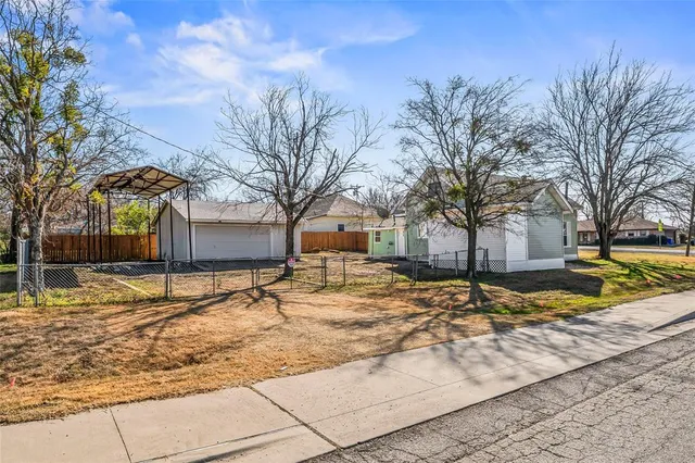 $290,000 | 442 West McCart Street, Krum, TX 76249