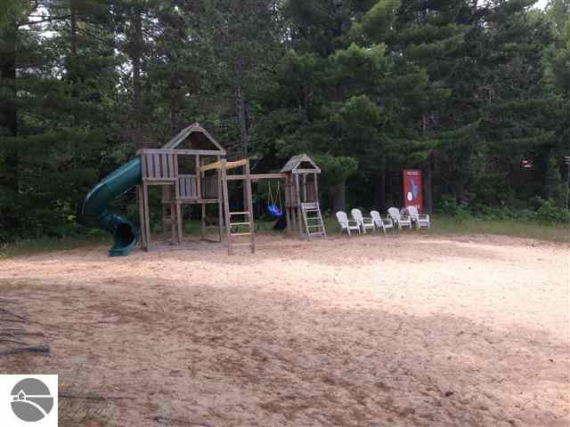136 West Long Lake Road Traverse City, MI 49685 - Photo 10 of 14 1777610-9.JPG