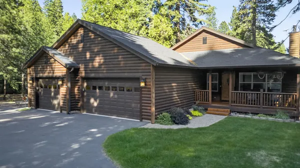 $910,000 | 906 Clifford Drive, Lake Almanor, CA 96137
