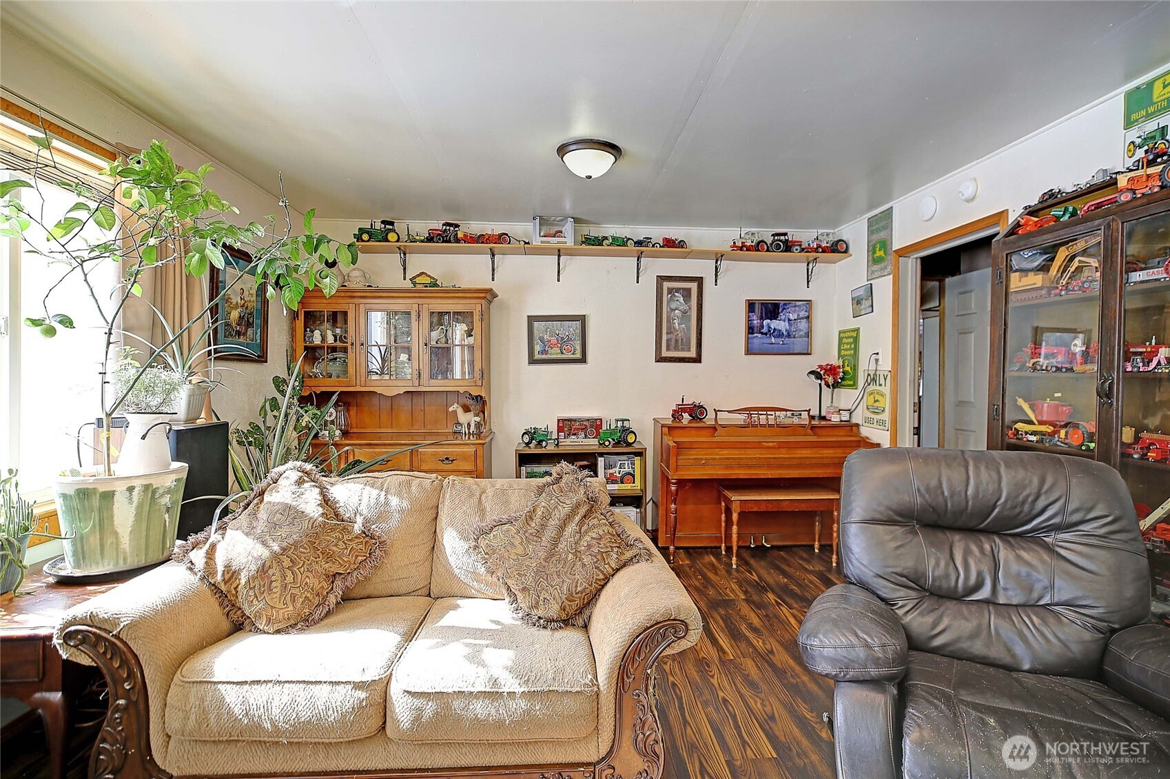 39729 State Rte 530 Northeast Arlington, WA 98223 - Photo 11 of 40 a living room with furniture and a flat screen tv