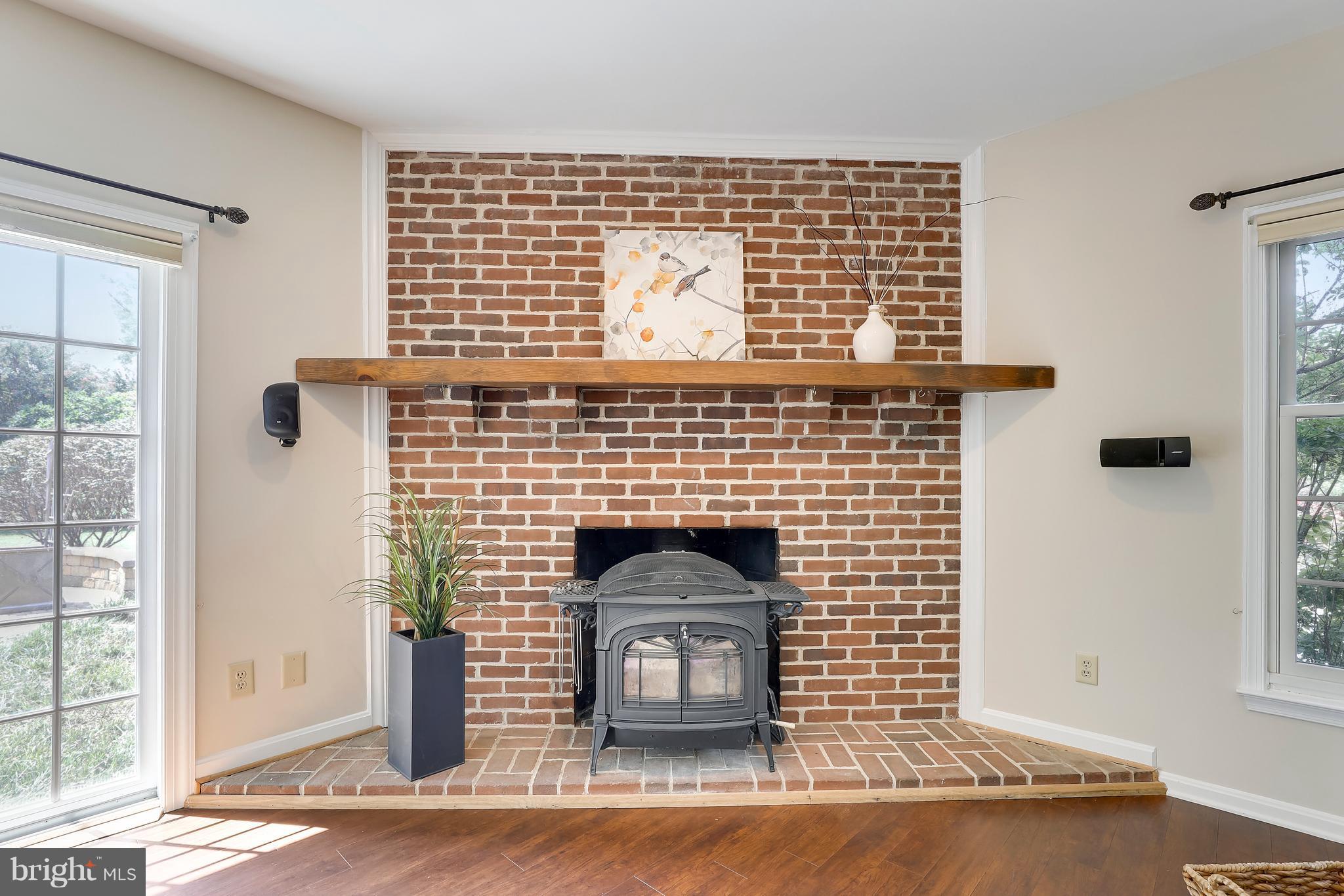 1476 Sharps Point Road Annapolis, MD 21409 - Photo 10 of 30 a living room with a fireplace