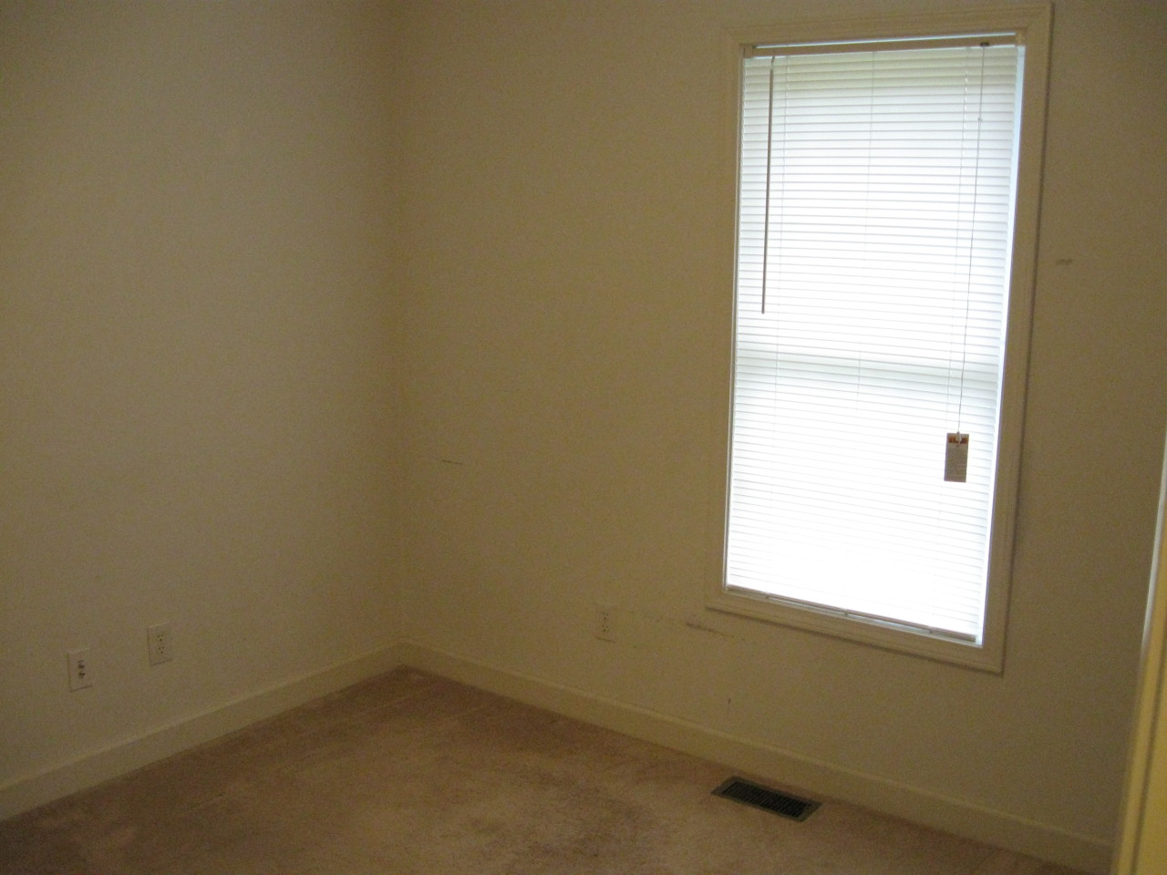1116 Mountain View Road Vinton, VA 24179 - Photo 9 of 12 an empty room with a window